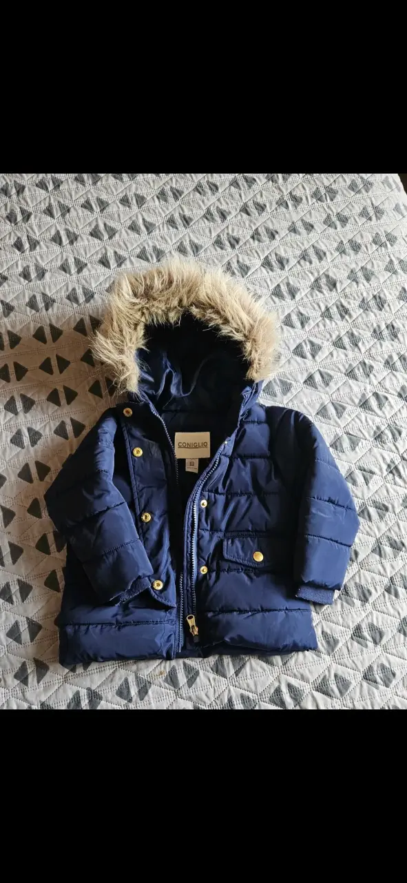 Chaqueta infantil azul con capucha