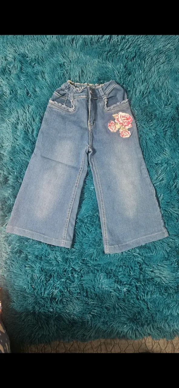 Jeans infantiles con bordado floral
