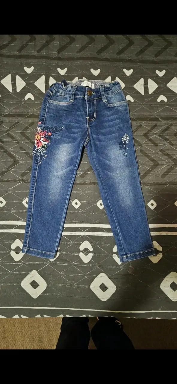 Jeans para niña con bordado