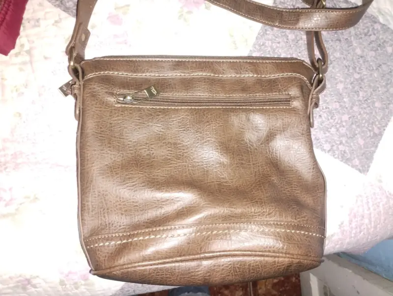Cartera marrón con cierre - 4