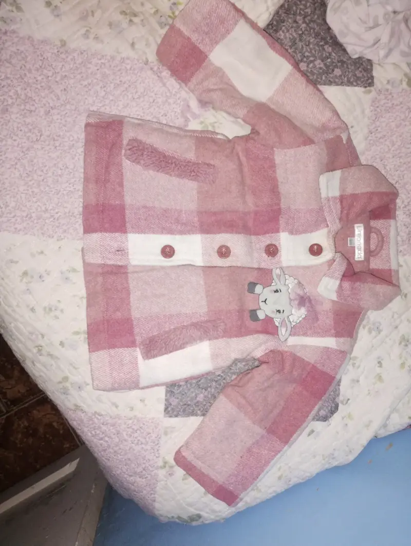 Abrigo infantil rosado a cuadros