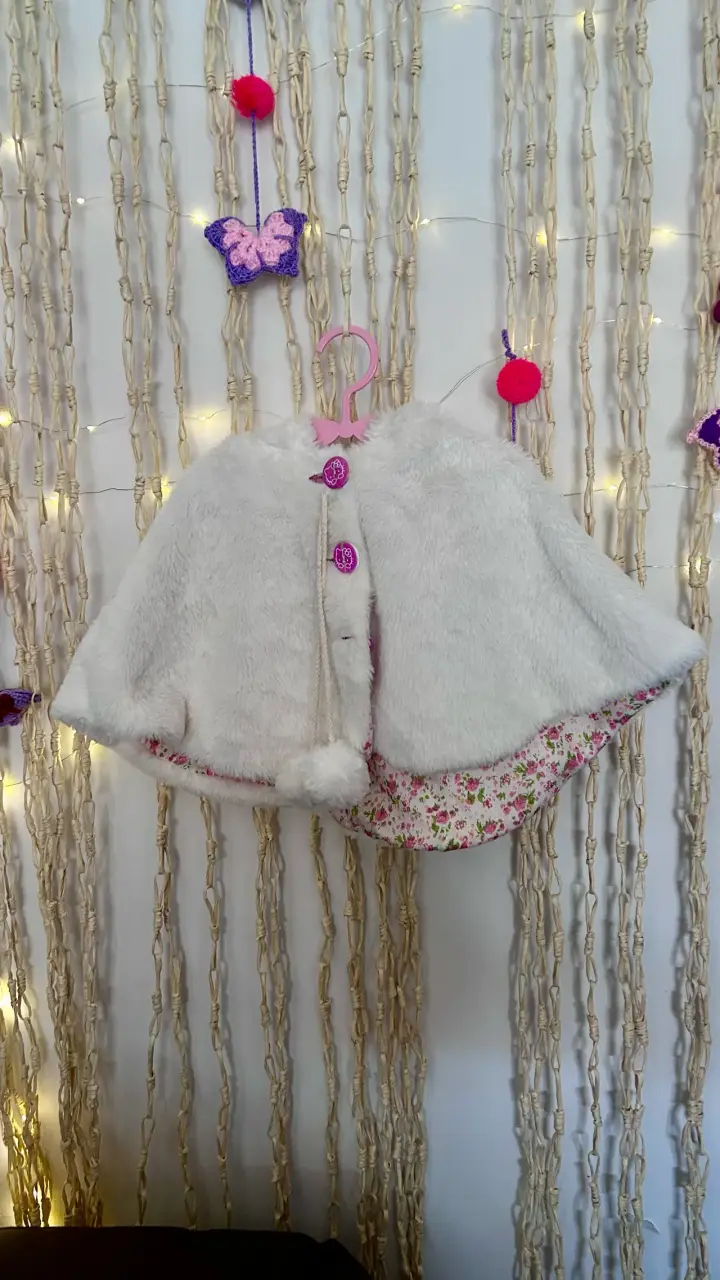 Capa infantil blanca con flores