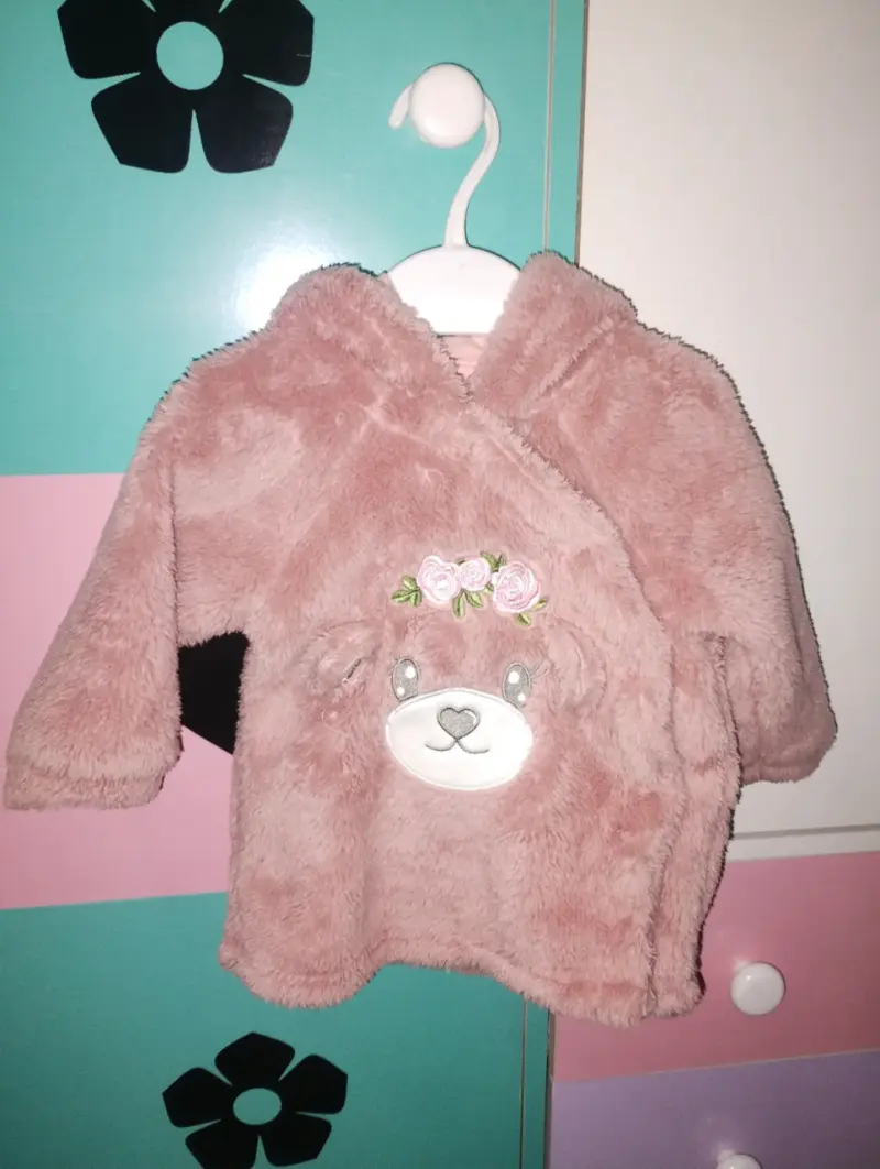 Abrigo rosado con diseño de osito - 2
