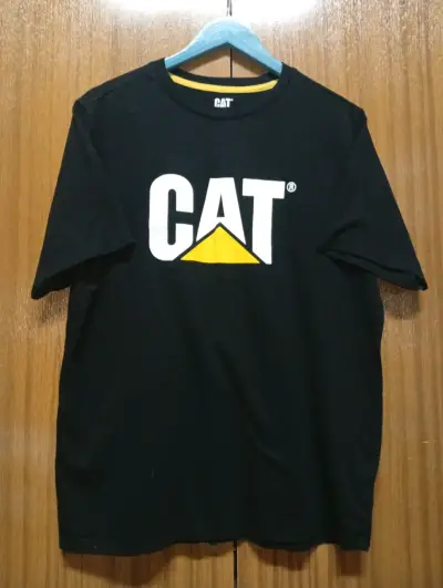 Polera negra CAT logo grande - miniatura 1