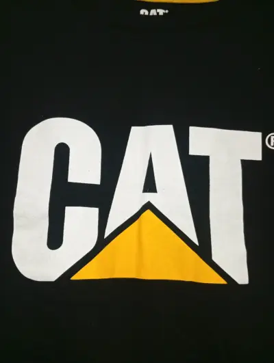 Polera negra CAT logo grande - miniatura 2
