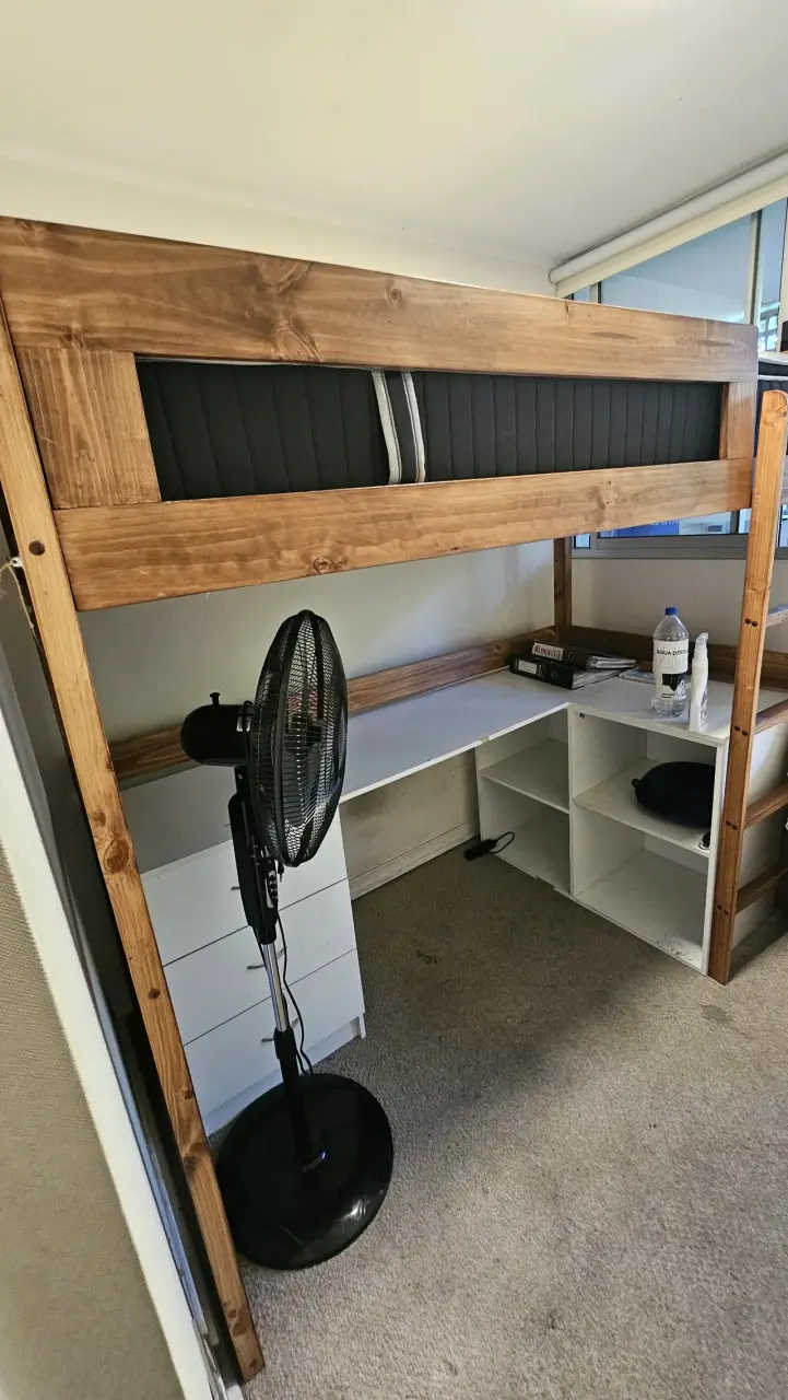 Cama alta de madera con escritorio - 1