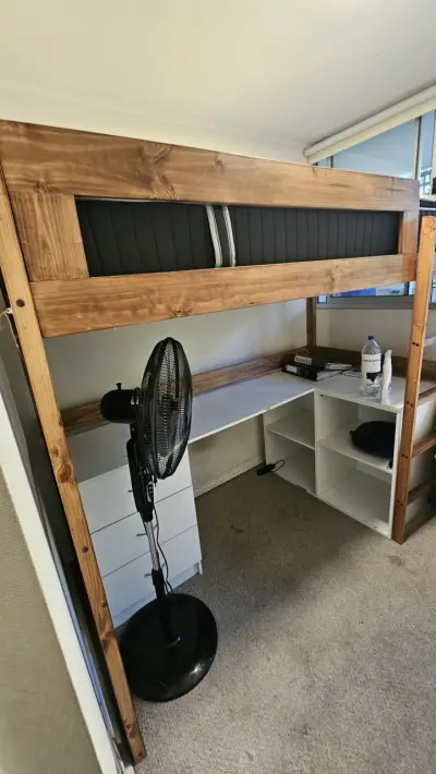 Cama alta de madera con escritorio - miniatura 1