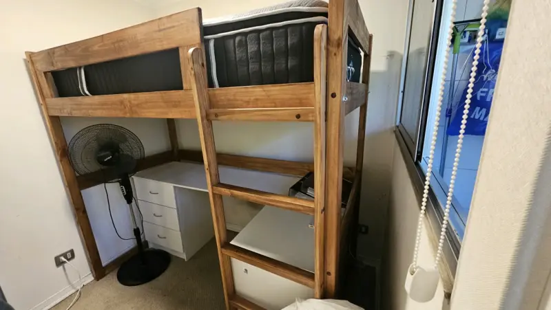 Cama alta de madera con escritorio - 2