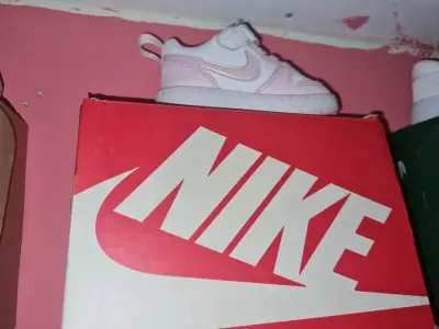 Zapatillas blancas nike rosadas bebé talla 21 - miniatura 2