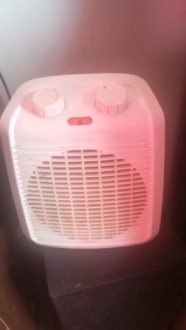 Calefactor eléctrico blanco compacto