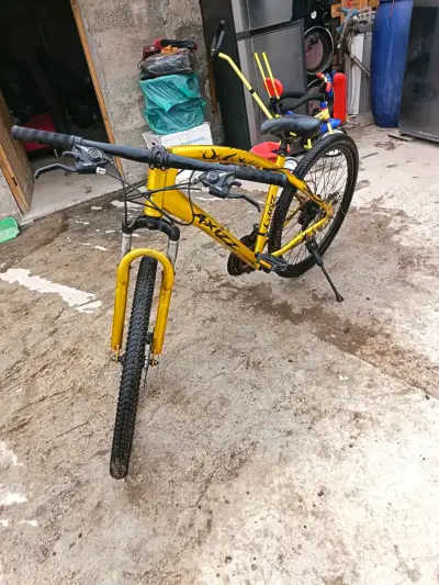 Bicicleta amarilla de montaña - miniatura 1
