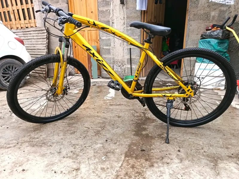 Bicicleta amarilla de montaña - 2