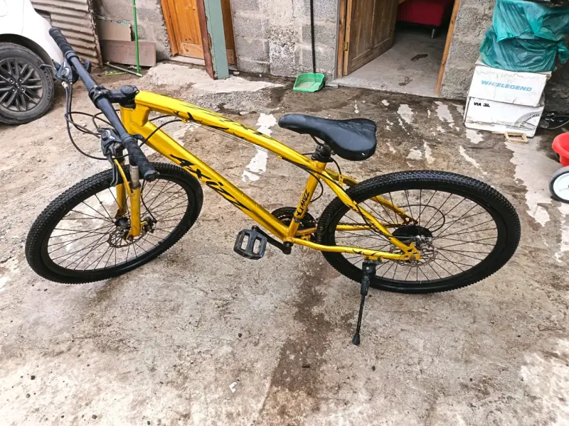 Bicicleta amarilla de montaña - 3