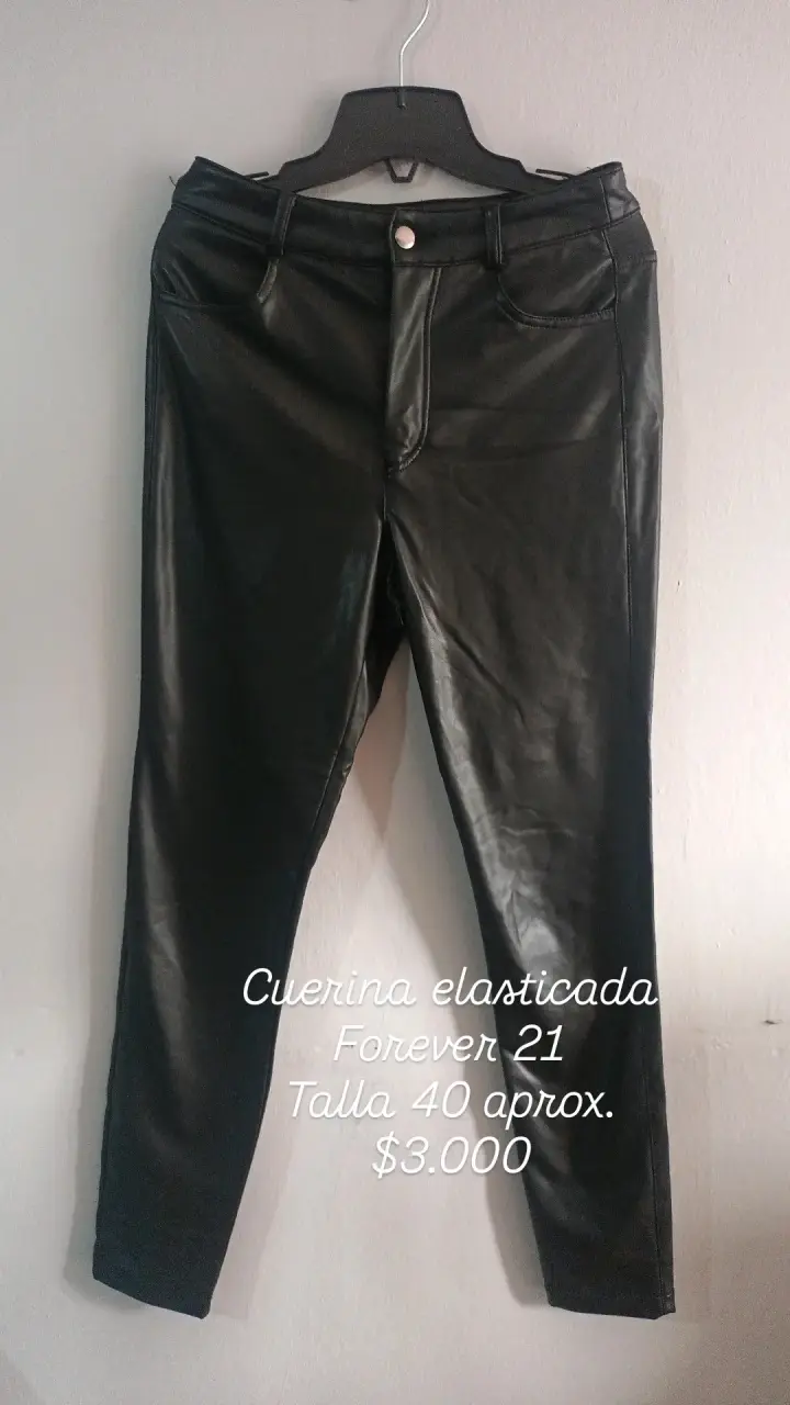 Pantalones cuerina negra Forever 21