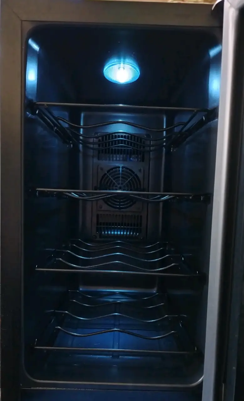 Cava marca Frigidaire - 2