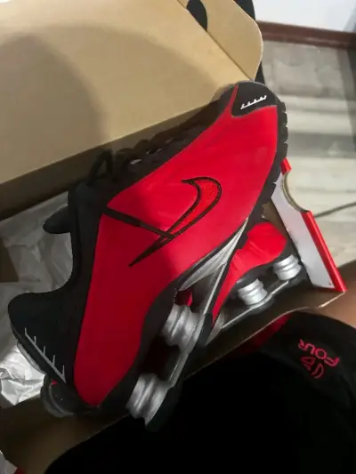 Zapatillas deportivas rojas y negras - miniatura 1
