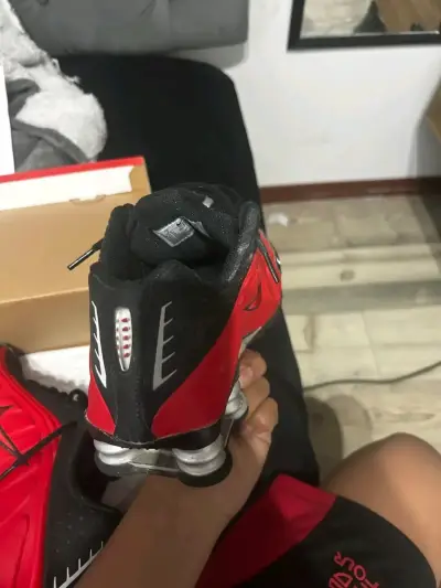 Zapatillas deportivas rojas y negras - miniatura 3