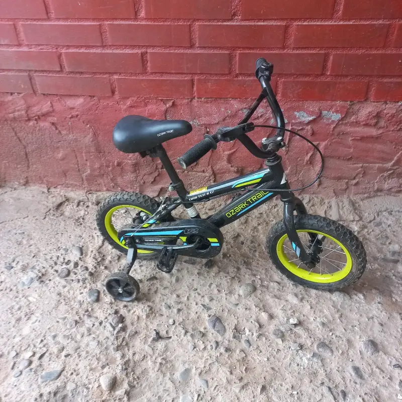Bicicleta infantil con ruedas de apoyo