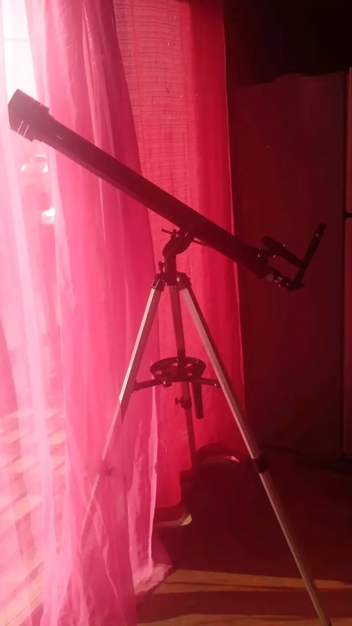 Telescopio con trípode negro