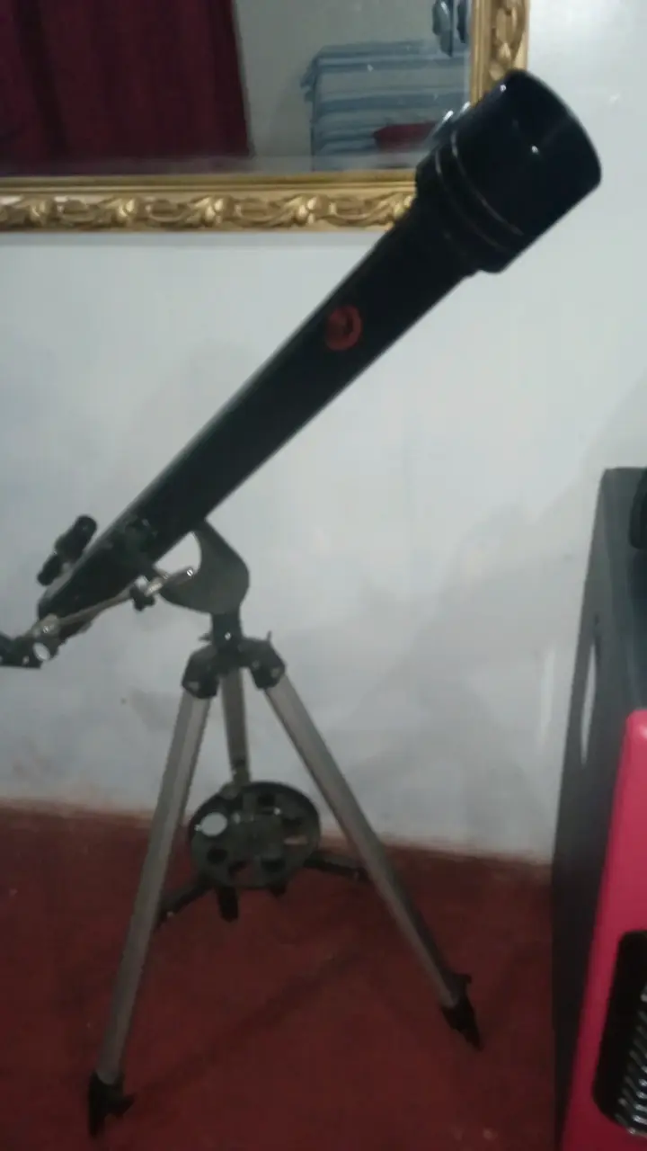 Telescopio con trípode negro