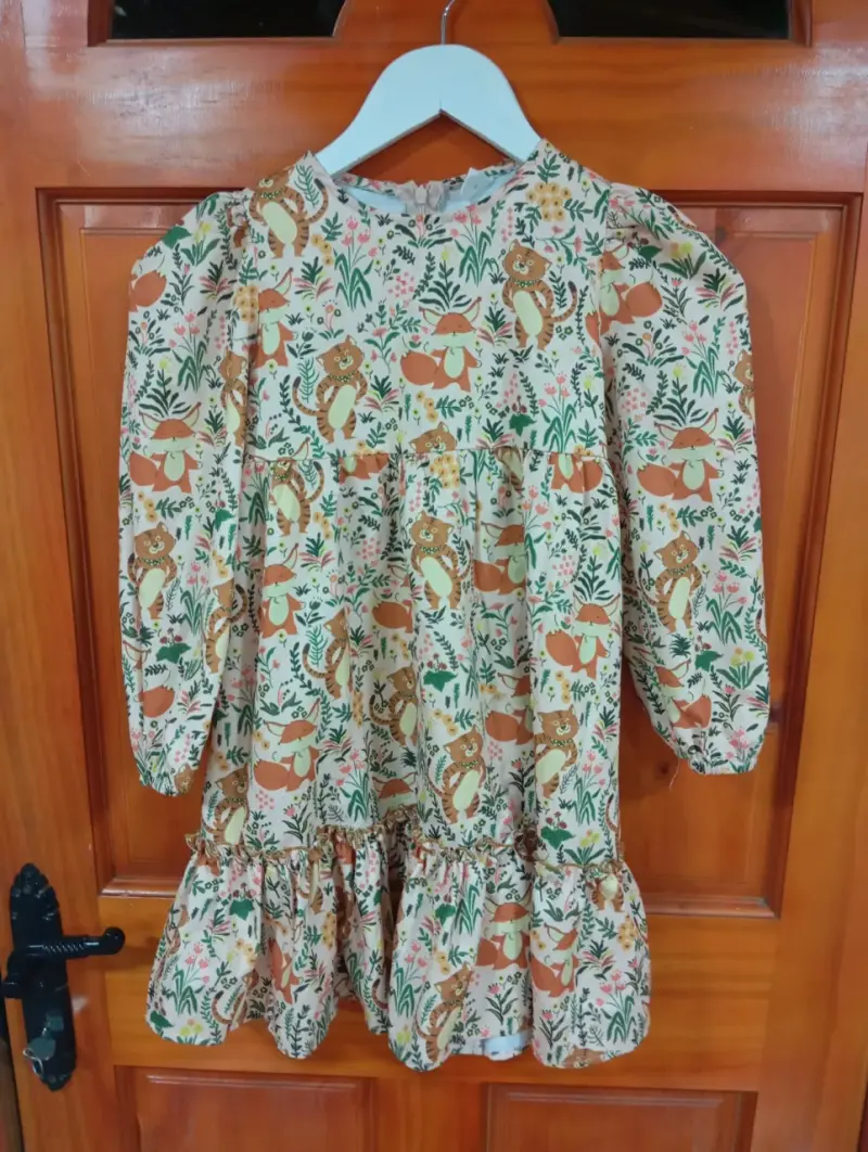 Vestido infantil con patrones animales