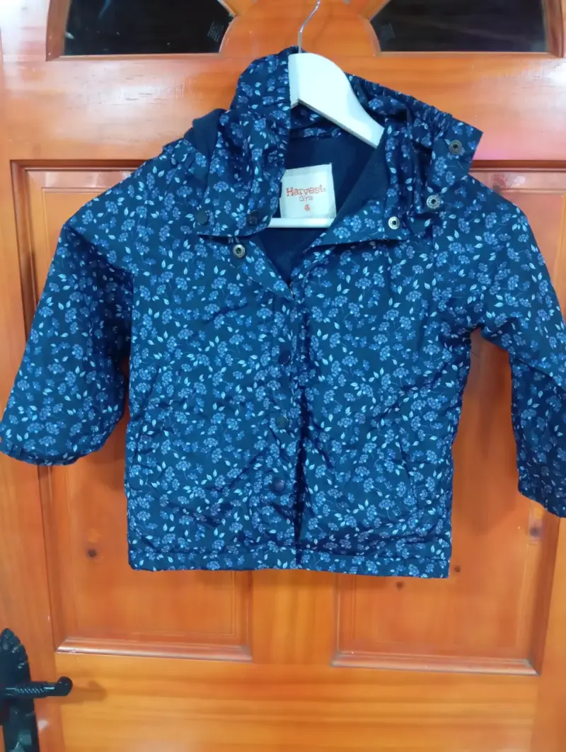 Chaqueta azul estampada niña