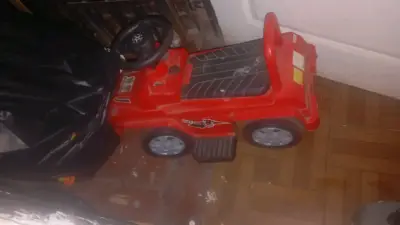 Auto de juguete rojo - miniatura 1