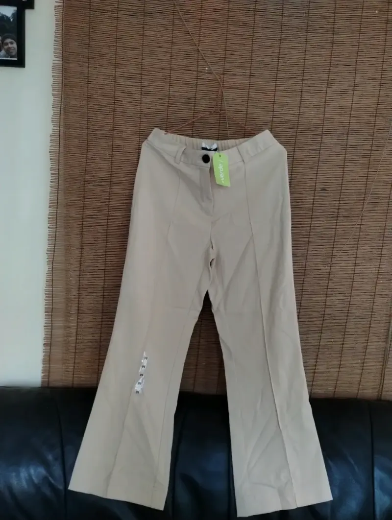 Pantalones beige con etiqueta