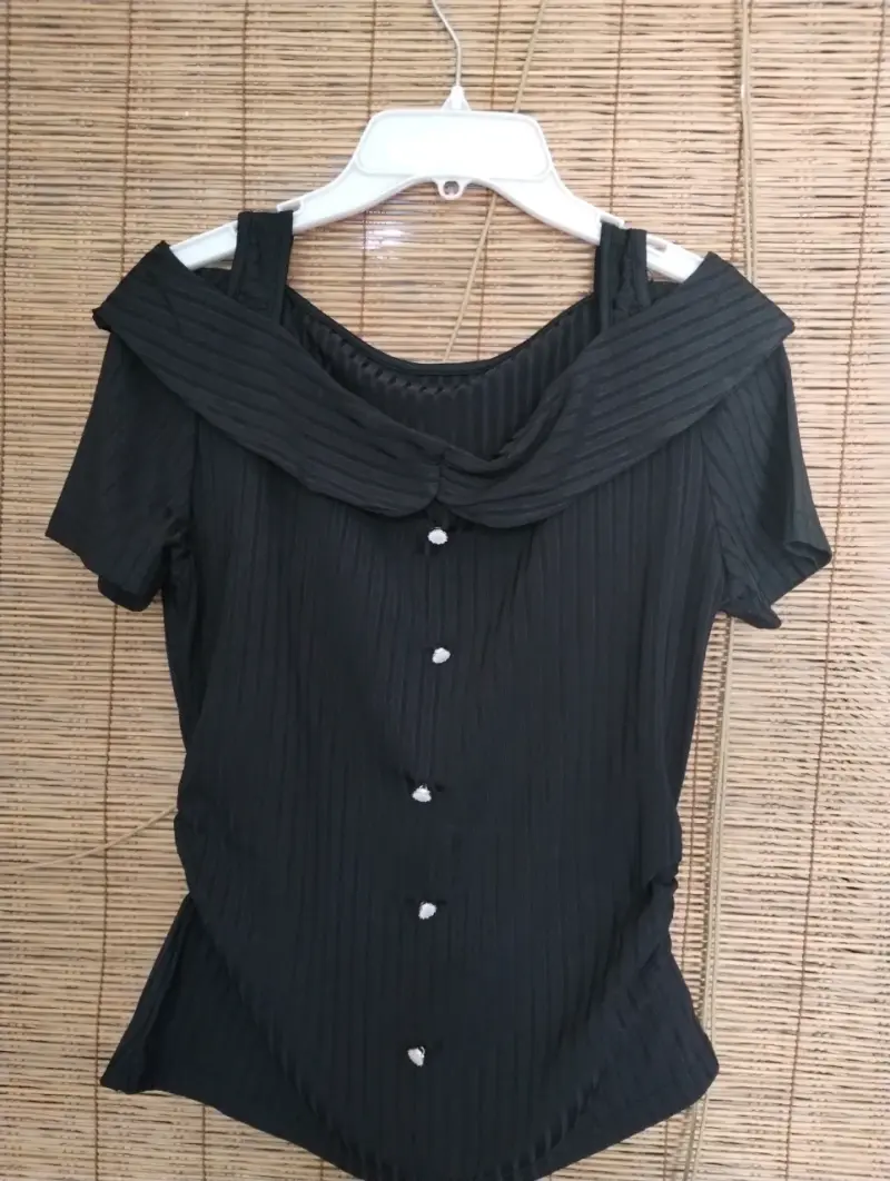 Blusa negra con botones decorativos - 1