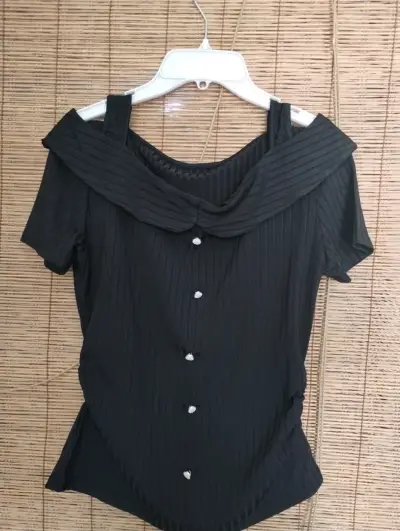 Blusa negra con botones decorativos - miniatura 1
