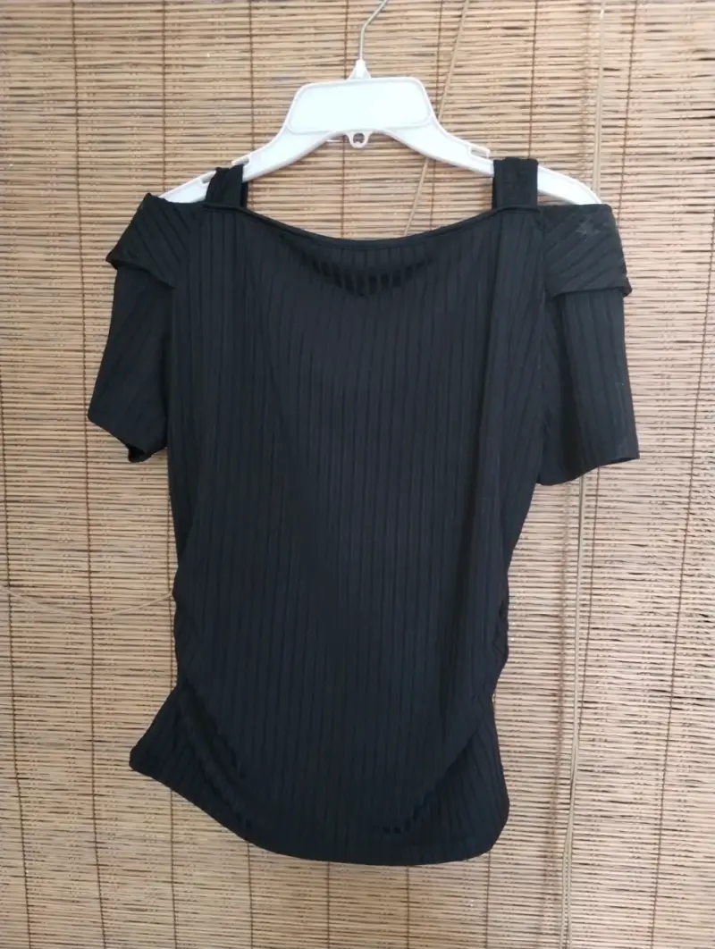 Blusa negra con botones decorativos - 2
