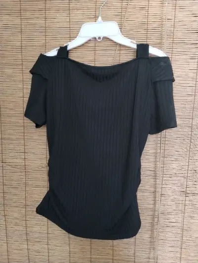 Blusa negra con botones decorativos - miniatura 2