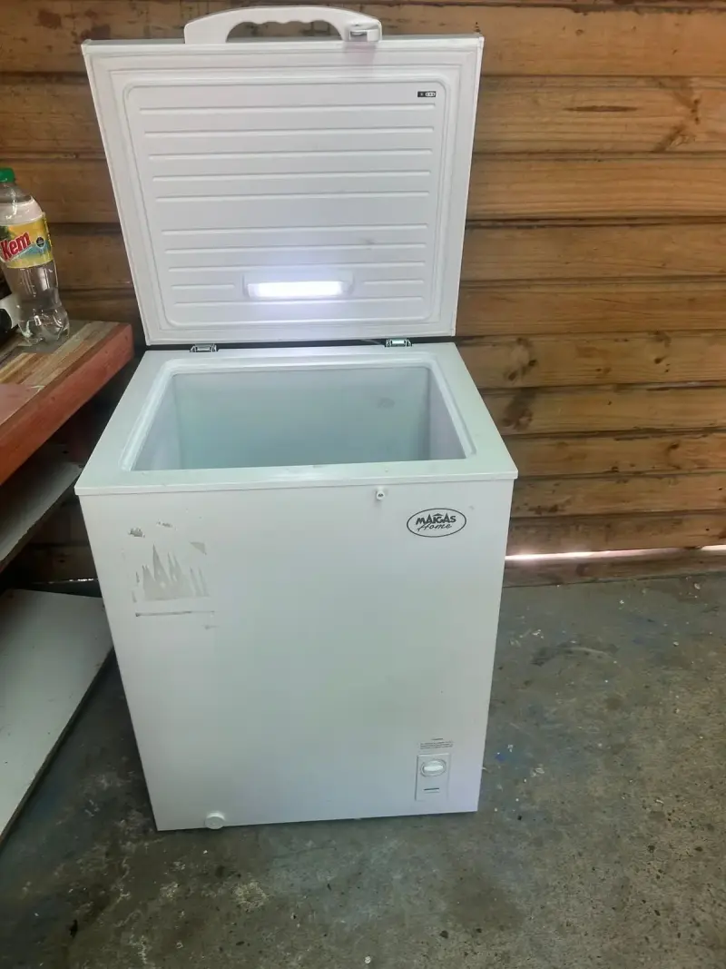 Congelador blanco marca Maigas - 1