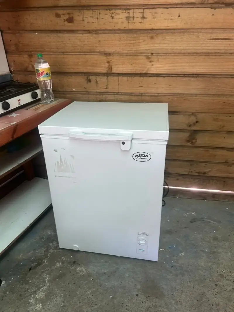 Congelador blanco marca Maigas - 2