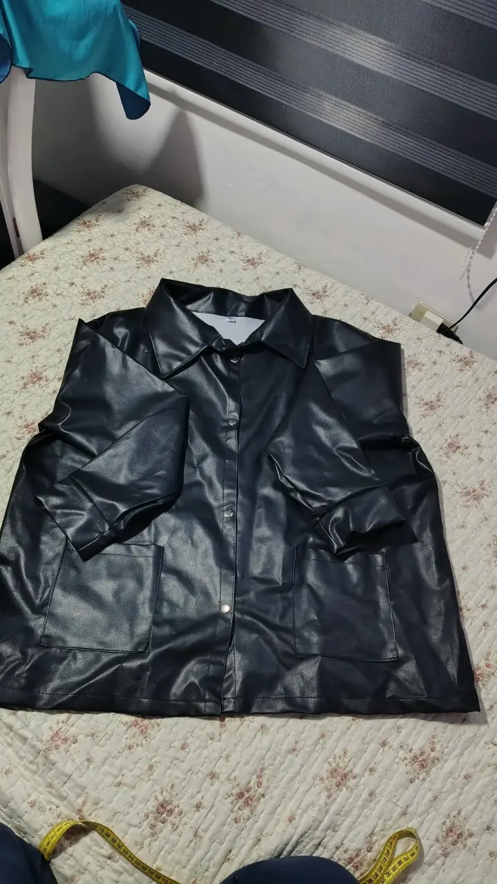 Chaqueta negra de cuero sintético