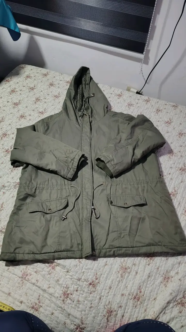 Parka verde con capucha
