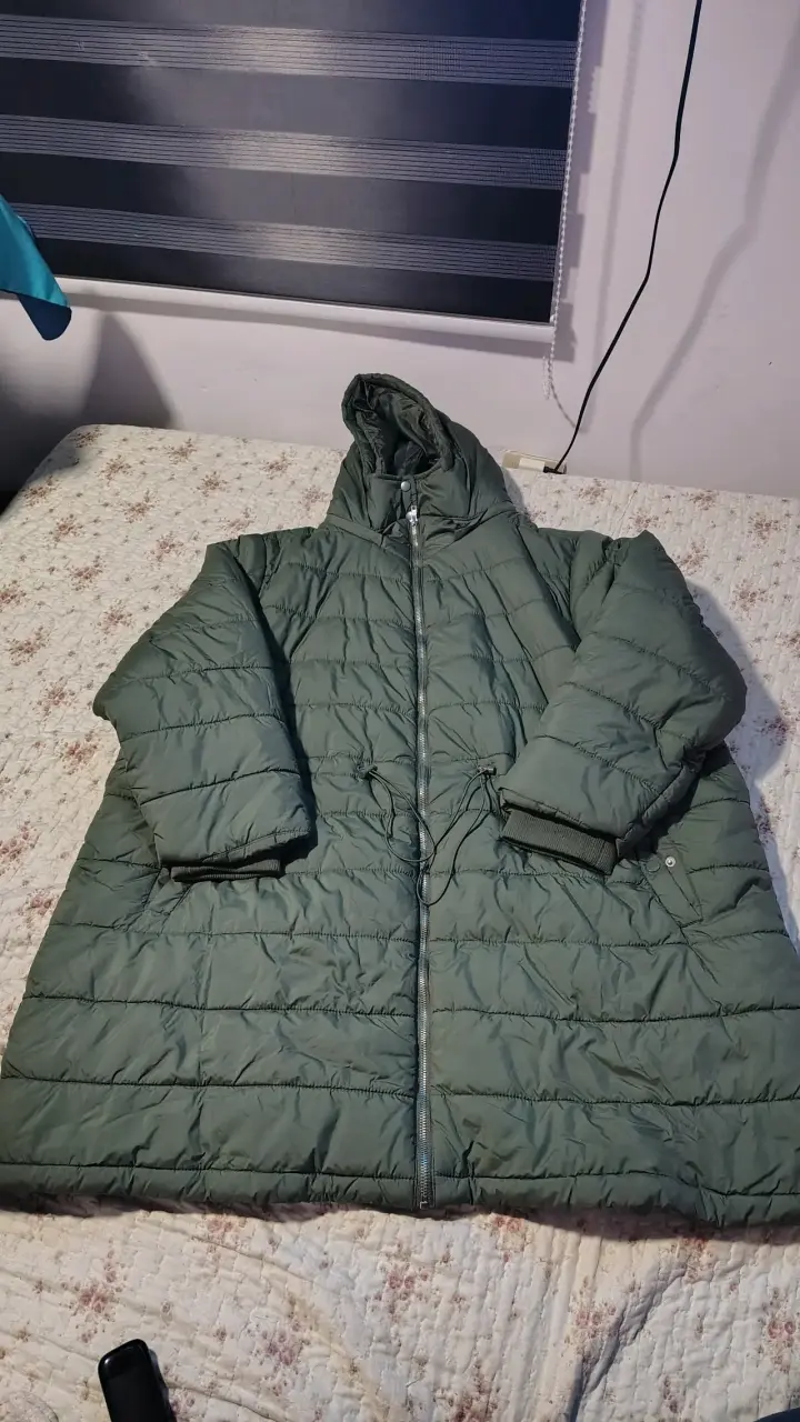 Abrigo largo verde con capucha