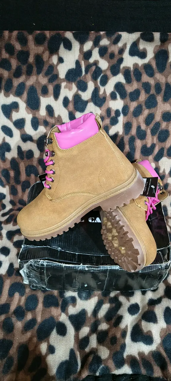 Botas camello con detalles rosas - 2
