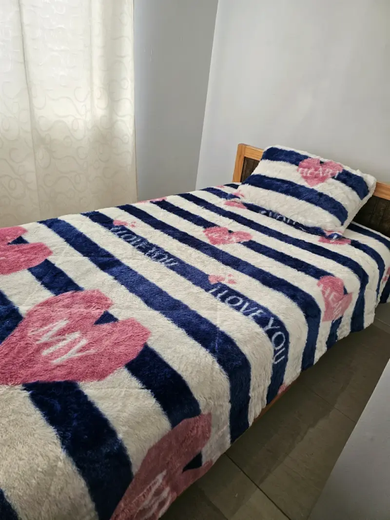 Cubre cama rayado con corazones