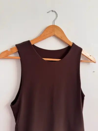 Polera sin mangas marrón - miniatura 2
