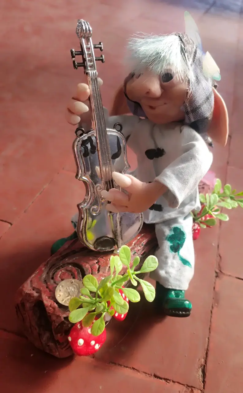 Figura de gnomo violinista