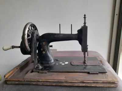 Máquina de coser vintage - miniatura 2