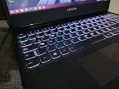 Laptop Lenovo Legion 15'' - miniatura 2