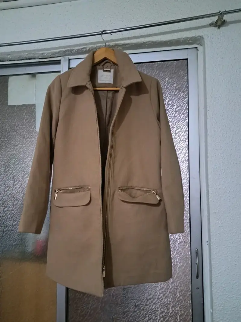 Abrigo beige de mujer con bolsillos - 1