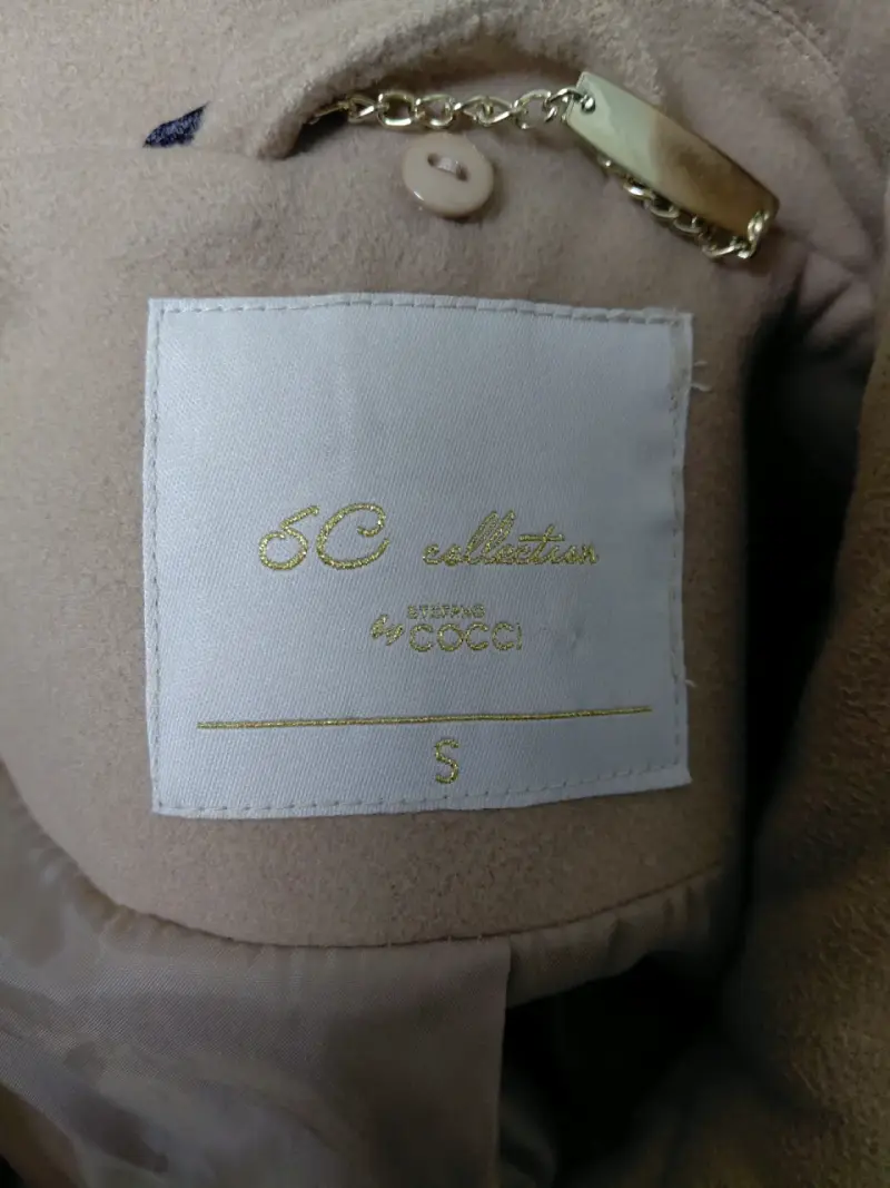 Abrigo beige de mujer con bolsillos - 2