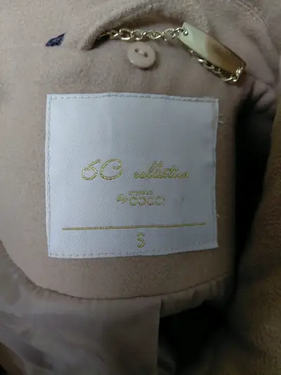 Abrigo beige de mujer con bolsillos - miniatura 2
