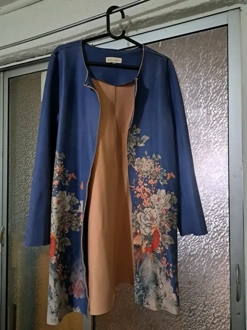 Vestido floral con abrigo azul - 1