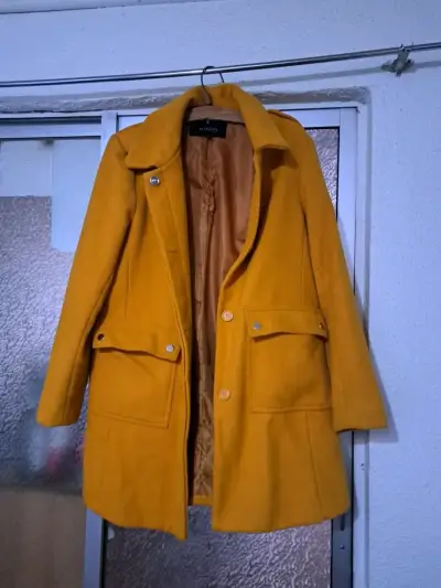 Abrigo amarillo con bolsillos - miniatura 1