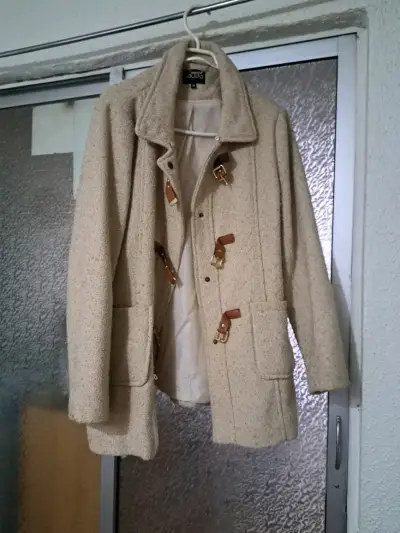 Abrigo beige con cierre frontal - miniatura 1