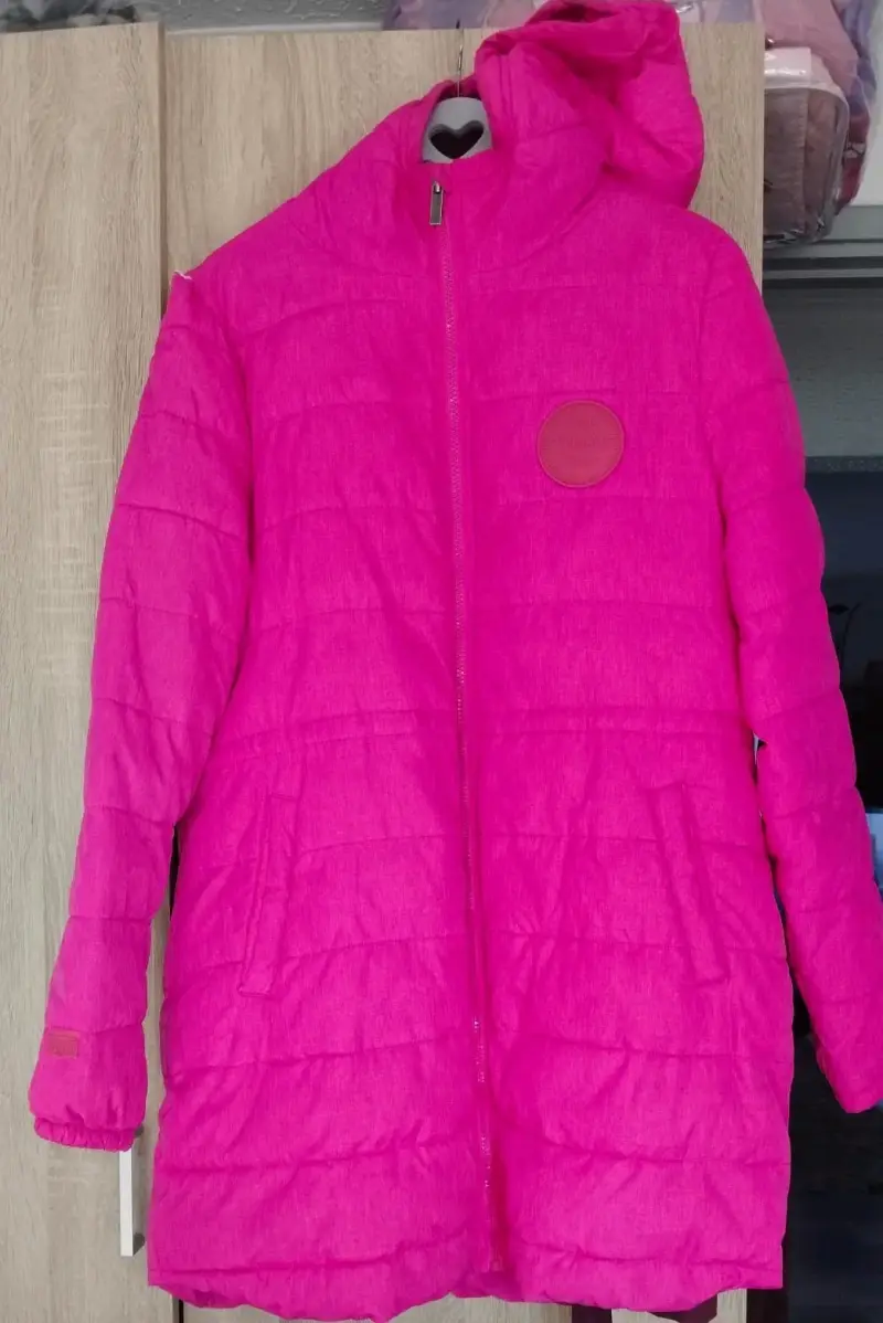 Chaqueta acolchada rosa con capucha